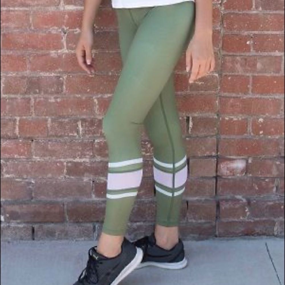 ZYIA SIZE SMALL LIGHT N TIGHT LEGGINGS